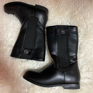 Michael Kors boots toddler size 11 . Shoes in great condition .